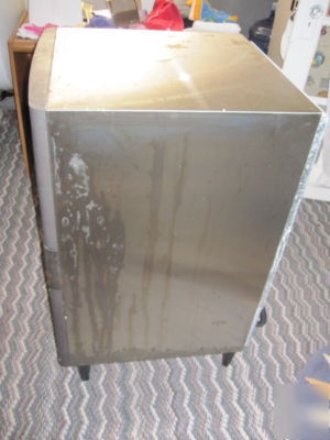 Manitowoc undercounter whole dice ice machine QM30