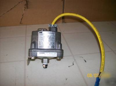 Barksdale controls pressure/vacuum actuated switch